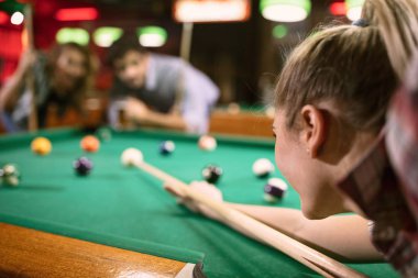 Bilardo masası üzerinde hedefleyen Bilardo oyuncu