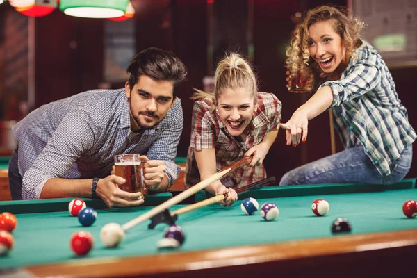 Νεαρούς ενήλικες φίλους στο μπαρ παίζοντας μια παρτίδα μπιλιάρδο — Φωτογραφία Αρχείου