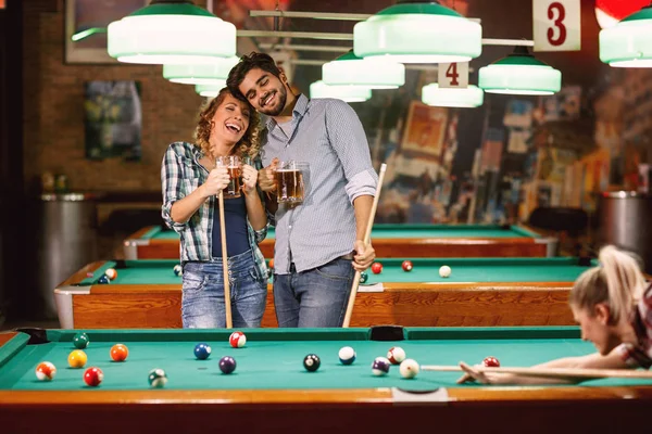 Amigos disfrutando jugando al billar juego —  Fotos de Stock