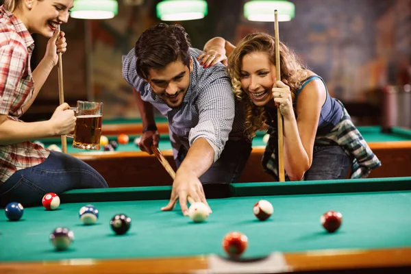 Diversión con amigos jugando al billar — Foto de Stock