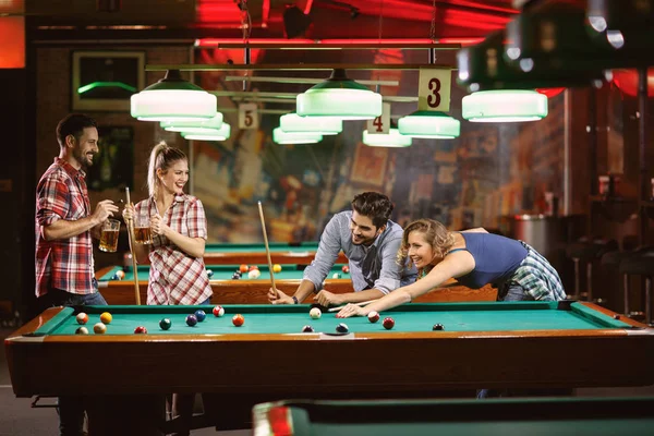 Amigos desfrutando de cerveja e jogando bilhar — Fotografia de Stock