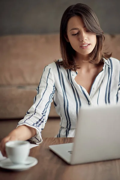 Mulheres estilo de vida usando computador portátil e beber café — Fotografia de Stock