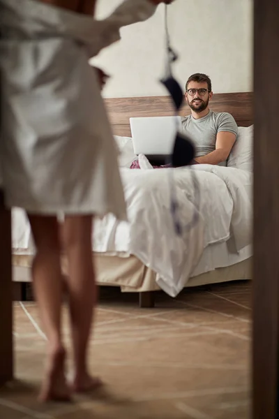 Pareja en el dormitorio - mujer seduce hombre de negocios en el dormitorio — Foto de Stock