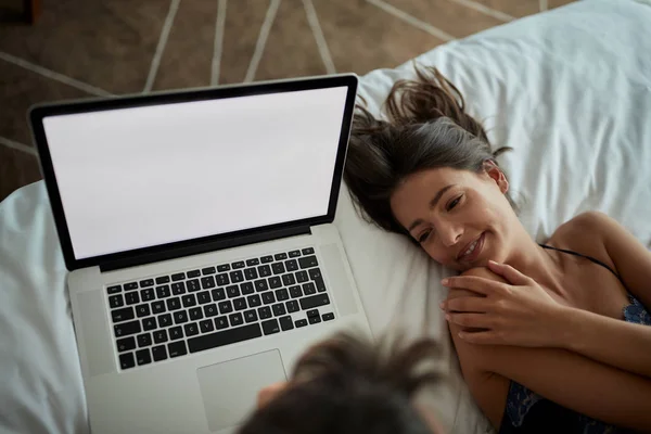 Grappig in bed - paar met laptop in het bovenaanzicht van het bed — Stockfoto