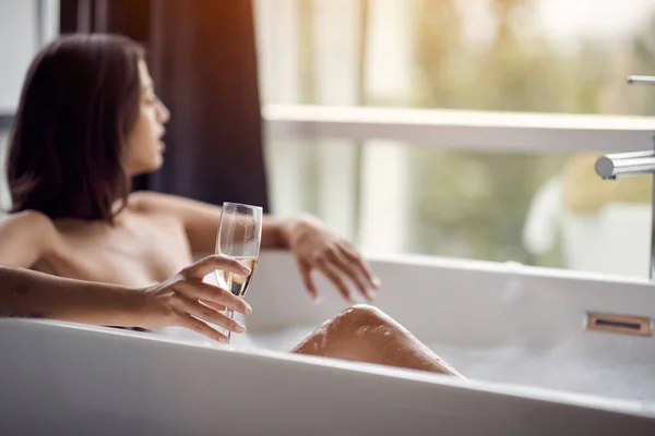 Banyo-banyo içki şampanya kadında rahatlatıcı — Stok fotoğraf