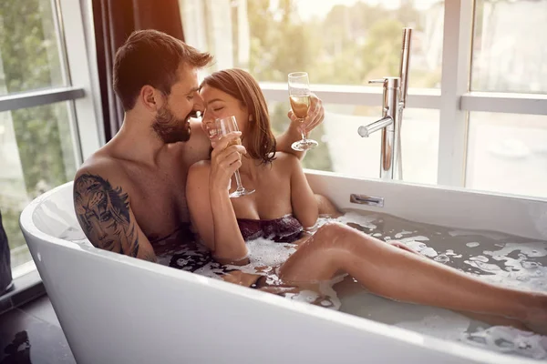 Feliz hombre y mujer se está bañando juntos —  Fotos de Stock