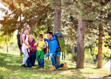 Aile grup ormanda hiking