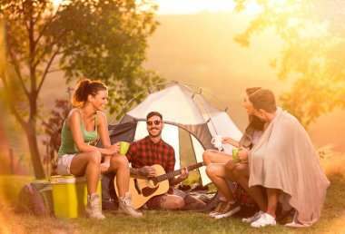 Grup kamp sonraki çadır gitar ile eğleniyor