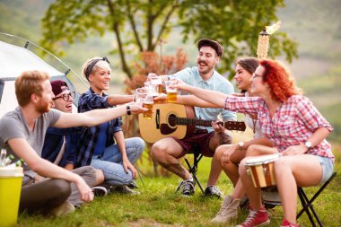 On önünde bira ile erkek ve dişi tost