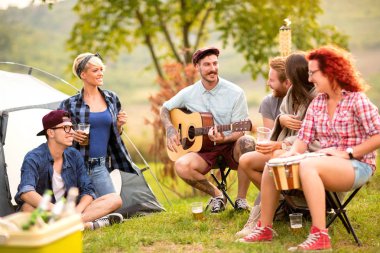 Genç arkadaşlar çadır önünde müzik