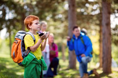 hikin üzerinde uzun yürüyüşe çıkan kimse erkek