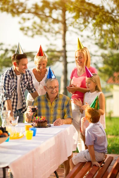 Família feliz no aniversário — Fotografia de Stock