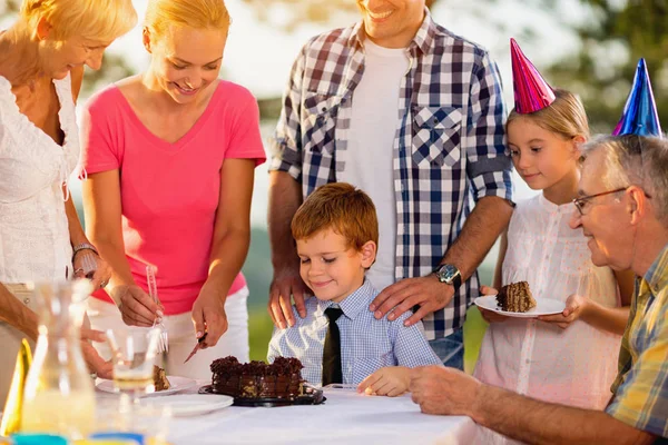 Menino comendo bolo na festa de aniversário — Fotografia de Stock