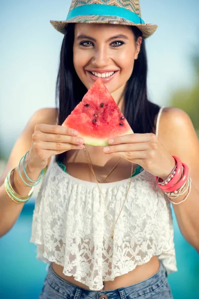 Atrakcyjna dziewczyna uśmiechający się z kawałkiem arbuza, idealny letni — Zdjęcie stockowe