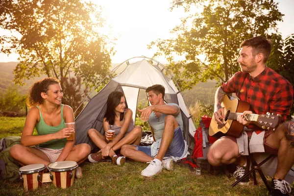 Tineri pozitivi în excursie de camping — Fotografie, imagine de stoc