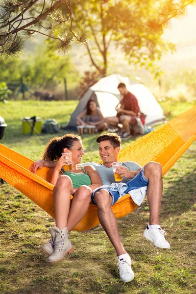 Jeune couple en chaise hamac — Photo