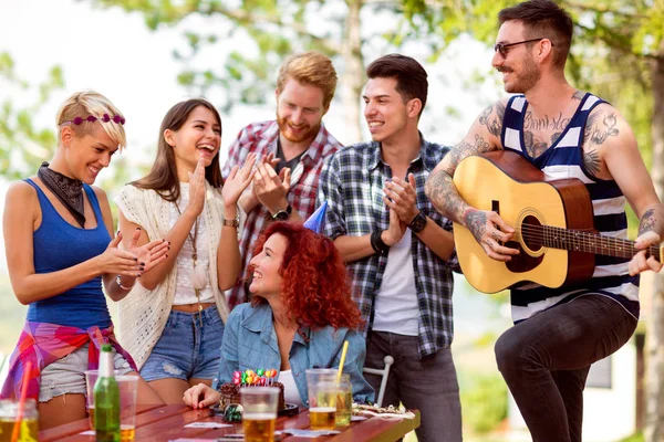 Vänner applåderar att födelsedagsbarnet på födelsedagsfirande — Stockfoto