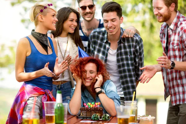 Celebración del cumpleaños en la naturaleza — Foto de Stock