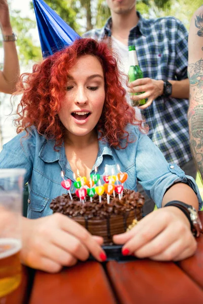 Портрет молодої дівчини на день народження з шапочкою на день народження та тортами на день народження — стокове фото