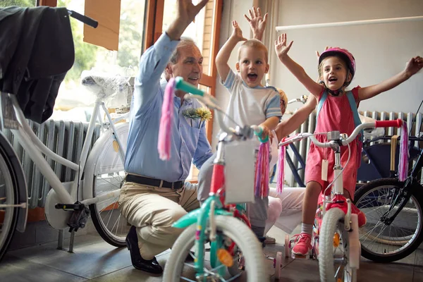 Бабусі і дідусі купують новий велосипед для маленького онука — стокове фото