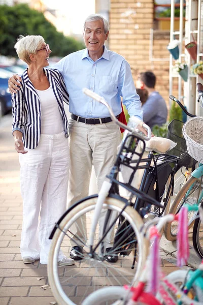 Idősebb pár vásárol új kerékpár, kerékpár üzlet — Stock Fotó
