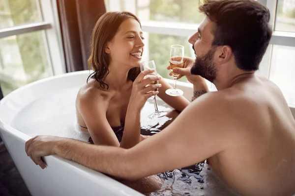 Élvezze a romantikus pillanatokat a fürdőszoba-vonzó férfi és a nő — Stock Fotó