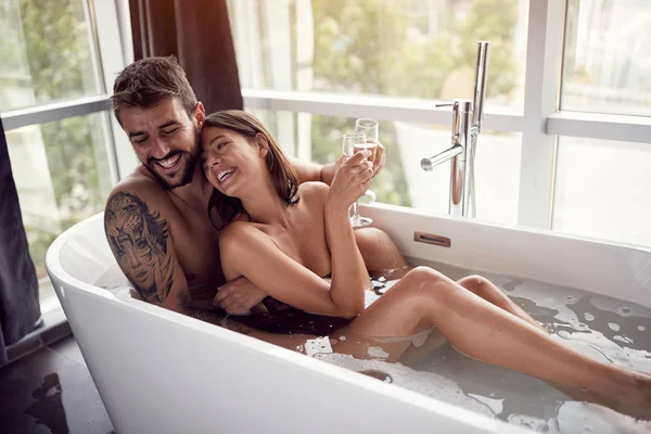 Çift banyo togethe gülümseyen — Stok fotoğraf