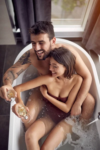 Banyoda - gülümseyen çift banyo başlayalım romantik anlar — Stok fotoğraf