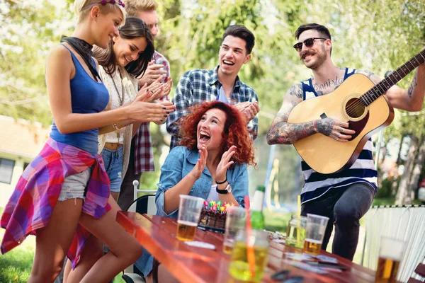 Jovem excitada tem festa surpresa — Fotografia de Stock