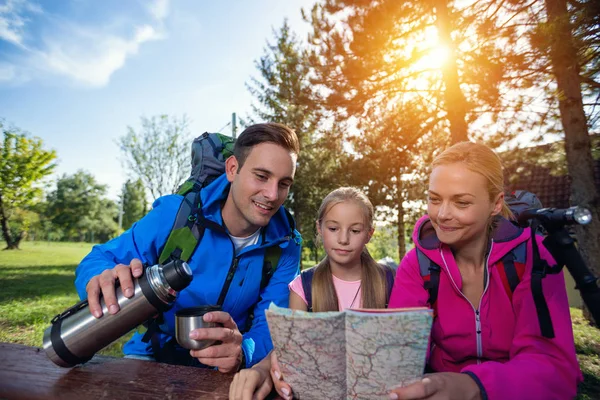 Parents and child hike — Stock Photo, Image