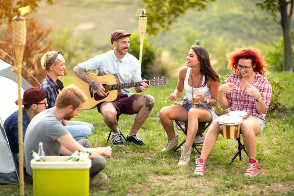 Amantes de la naturaleza en campamento en bosque —  Fotos de Stock