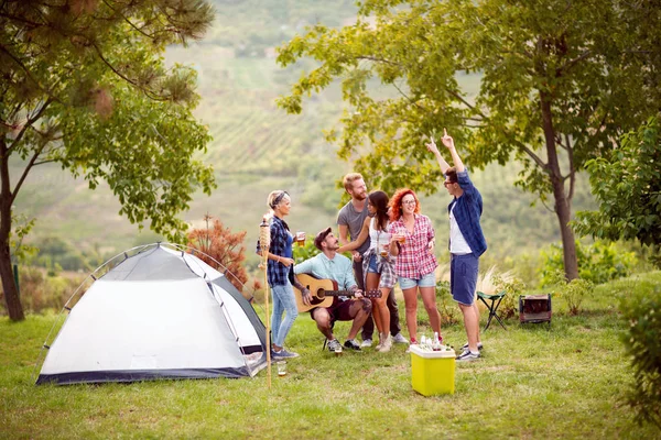 Kvinner og menn som nyter livet i naturen – stockfoto