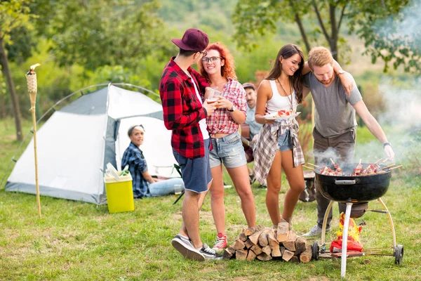 Dos parejas abrazadas enamoradas cerca de la barbacoa — Foto de Stock