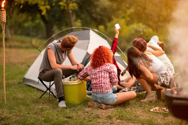 Campingturister som fotograferer selfie i naturen – stockfoto