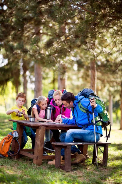 Mappa della famiglia nella foresta — Foto Stock