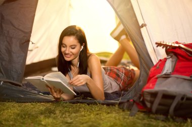 Öğrenci kız bir çadır ve bir kitap 