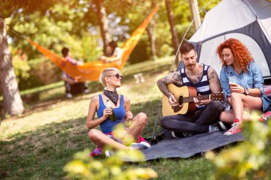 Yaz Kampı'nda gitar ve soğuk bir bira ile zevk