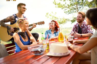 Neşeli gençler eğlenceli yaşıyorsanız müzik dinleme 