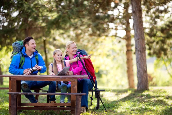 Familj av vandrare få ser något intressant — Stockfoto