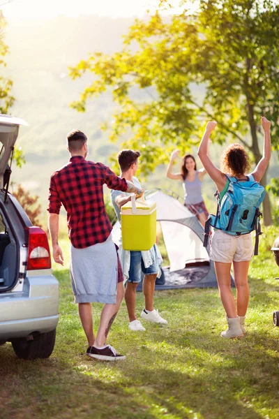 Coppia unire gli amici in un viaggio in campeggio — Foto Stock