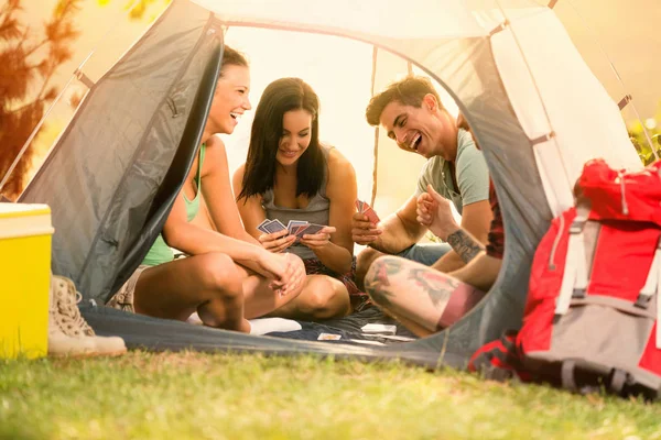 Pessoas rindo e brincando enquanto sentado na tenda — Fotografia de Stock