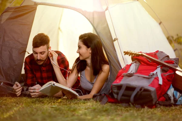 Koppel in de tent genieten van kamperen in de natuur — Stockfoto