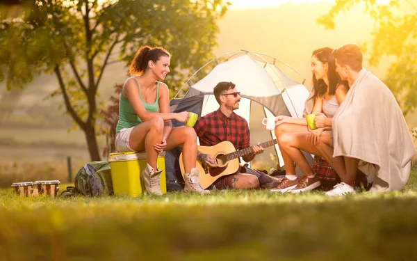 Tinerii în excursie de camping petrec timp împreună — Fotografie, imagine de stoc