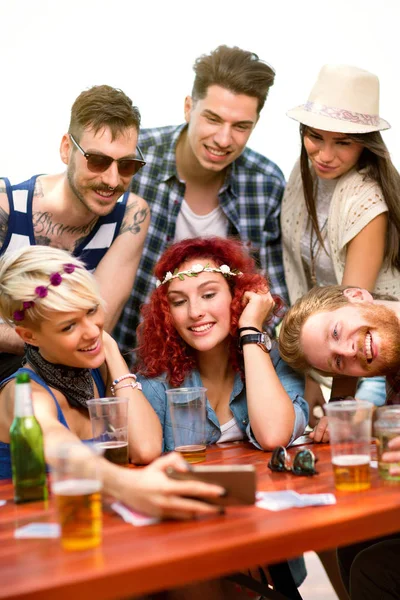 Young people posing for selfie — Stock Photo, Image