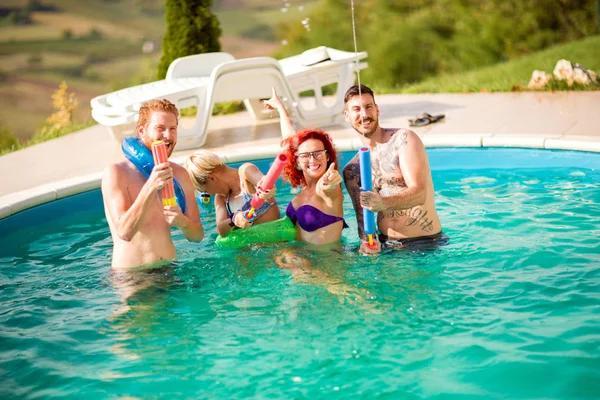 Dwie pary męskie i żeńskie sprawiają, żart w basenie — Zdjęcie stockowe