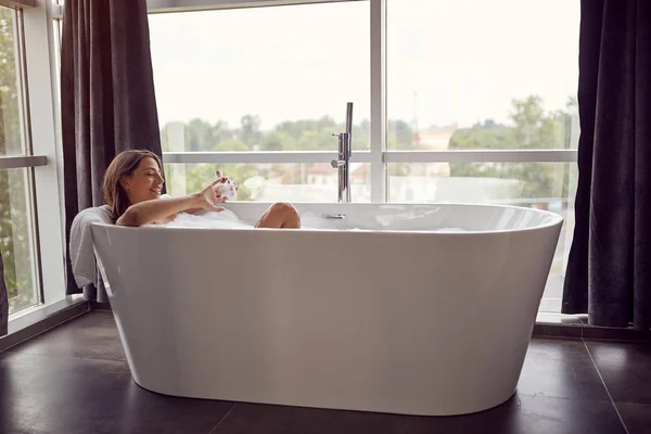 Donna attraente sdraiata nella vasca da bagno — Foto Stock