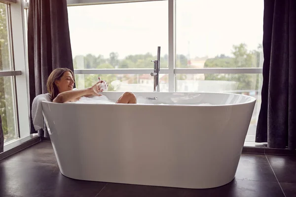 Belle femme couchée dans la baignoire — Photo