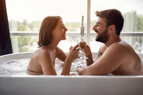 一緒に時間を過ごす愛のカップル。浴室でロマンチックな瞬間 — ストック写真