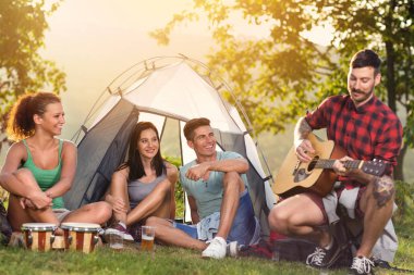 Gençler kamp gezisi üzerinde müzik keyfi