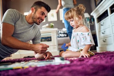 Adam bulmacalar ile oynayan çocuk ile